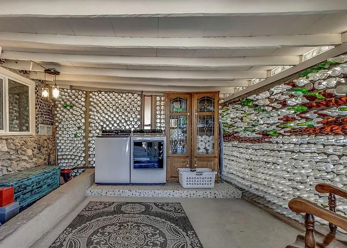 Enchanting Earth House With Kaleidoscope Glass Walls Near Saguaro National Park In Tucson, Arizona Holiday home *