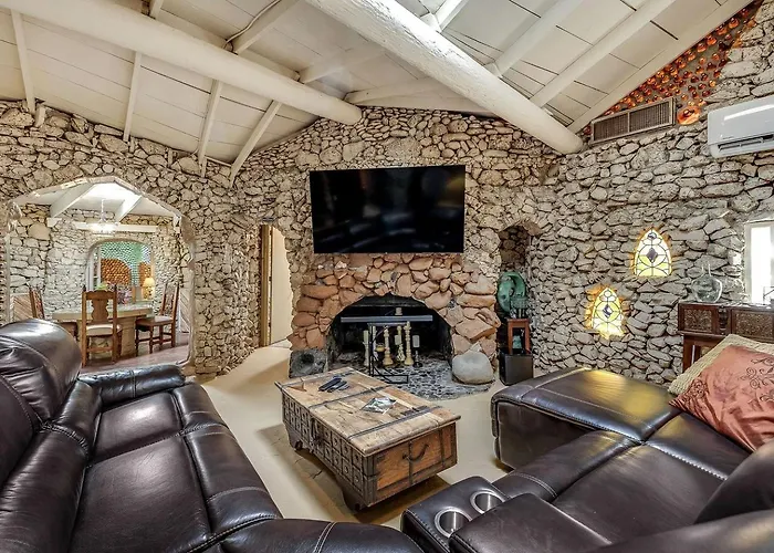 Enchanting Earth House With Kaleidoscope Glass Walls Near Saguaro National Park In Tucson, Arizona Holiday home *
